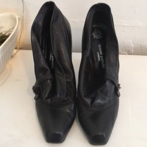 Scorah Pattullo Black leather pumps eu39